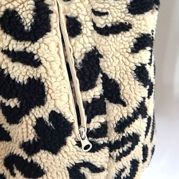 Leopard Sherpa Vest, Zips up the Front, 2 Pockets, Size Medium - Picture 7 of 12